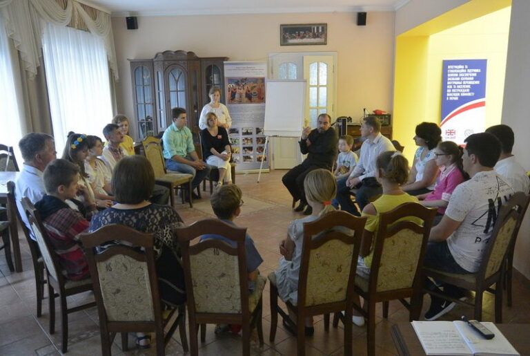 Родини, яких торкнулася війна, засвітили “свічку миру” у франківському Карітасі
