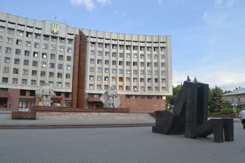 Франківцям розповіли, що означає скульптура перед адмінбудинком (ВІДЕО)