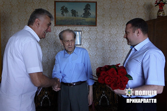 На Франківщині привітали з ювілеєм 90-річного міліціянта у відставці