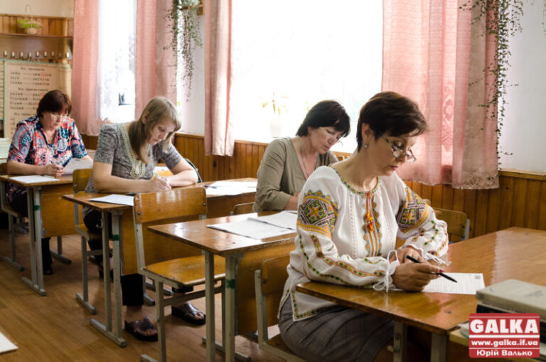 Як у Франківську перевіряють ЗНО з української мови та літератури (ФОТО)