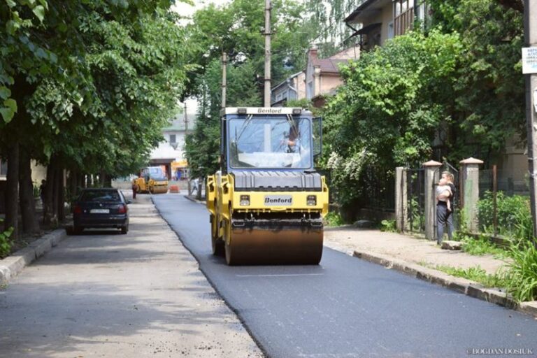 У Франківську взялися за асфальтування вулиці Марійки Підгірянки (ФОТО)