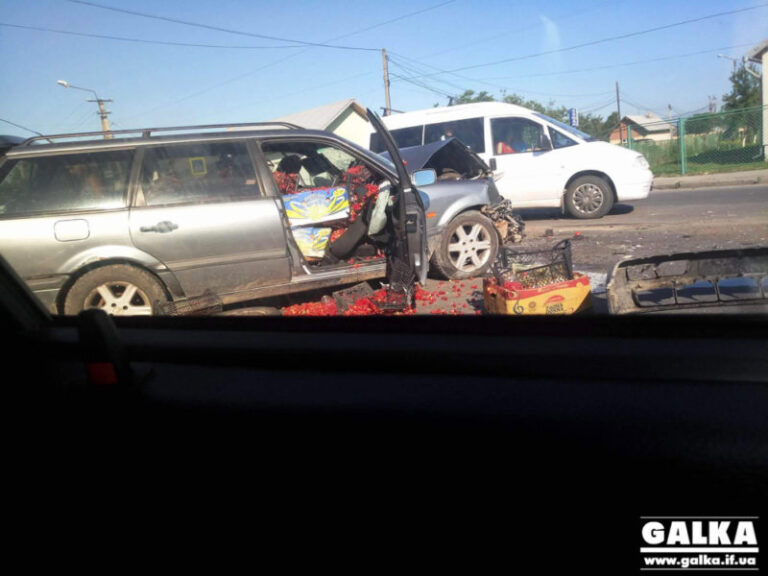 Ранкова ДТП у Крихівцях з травмованими: розбиті дві машини, рух ускладнений (ФОТО)