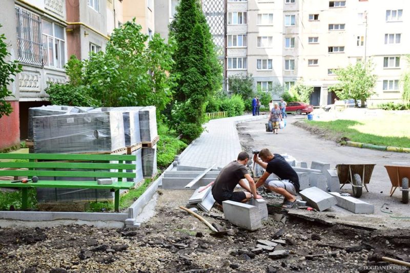 У дворах на вулиці  Івана Павла тривають ремонтні роботи