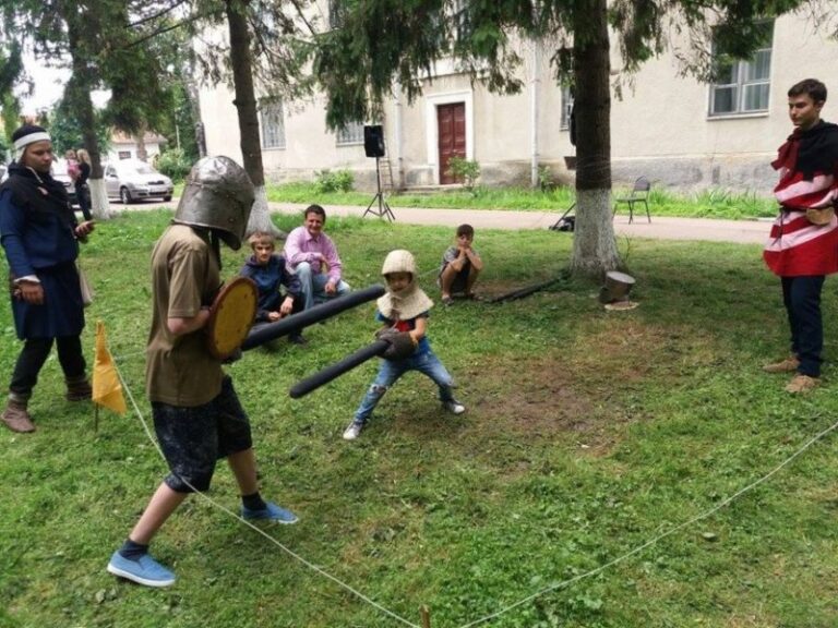 У Калуші билися на “мечах” та вчили плести кольчугу (ФОТО)