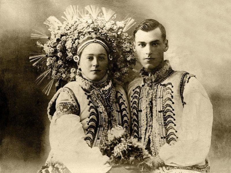 Весільна пара з Покуття. Село Корнич. 1920 рік. Світлина зі збірки І. Гончара, Музей Івана Гончара, місто Київ