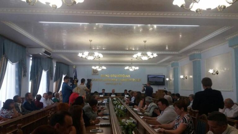 Діти долають до 9 кілометрів до відвозу. У Франківську обговорюють питання гірських шкіл (ФОТОФАКТ)