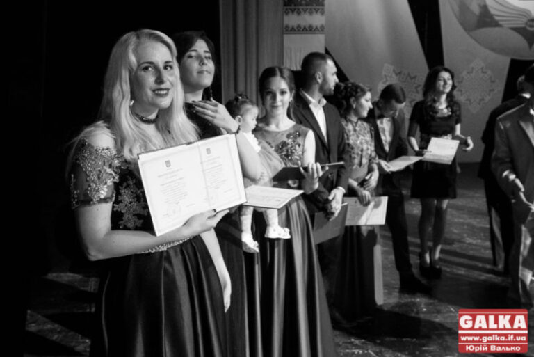 Квіти, привітання та виступ Цибульської. Студенти франківського медичного факультету святкують випускний (ФОТО)