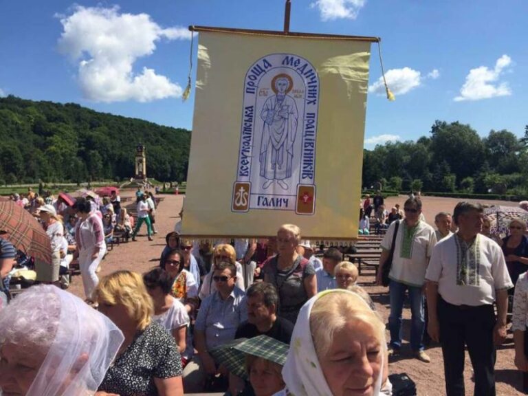 Прикарпатські лікарі побували на Всеукраїнській прощі медиків до Зарваниці