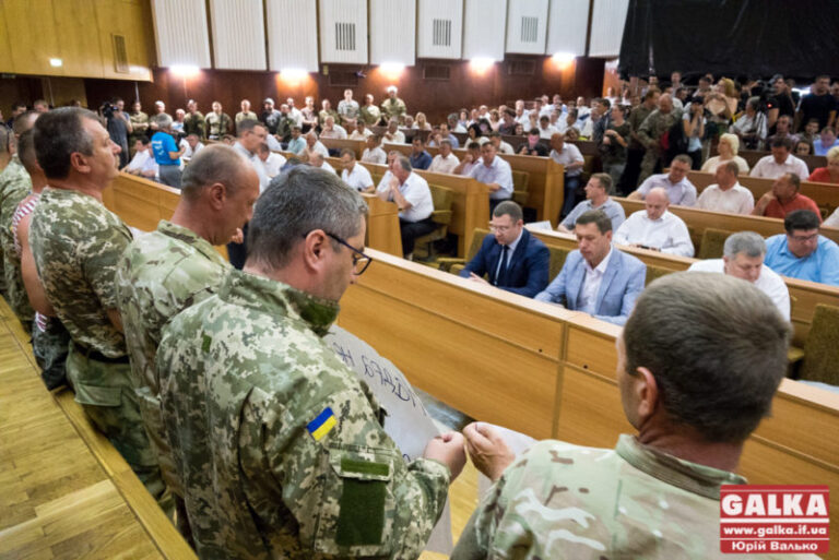Активісти погрожують облраді судом за обмеження доступу до сесій
