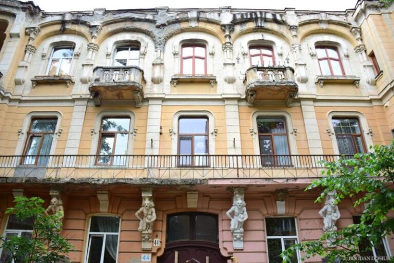Першим на вулиці Шевченка відреставрують фасад народного дому (ФОТО)