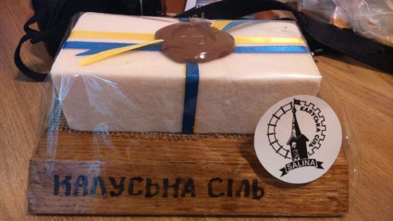 У Калуші почали виготовляти особливі «цеглинки» солі (ВІДЕО)