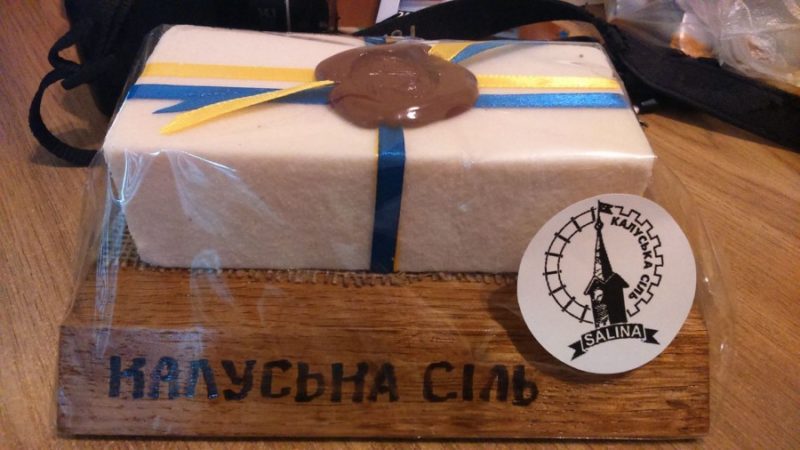 У Калуші почали виготовляти особливі «цеглинки» солі (ВІДЕО)