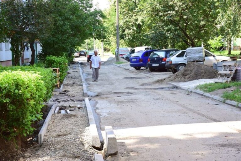 Комунальники ремонтують двір на Симоненка (ФОТО)