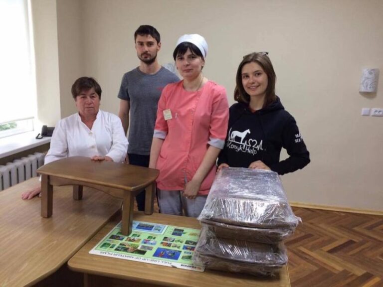 Коломийській райлікарні волонтери передали столики ручної роботи (ФОТО)