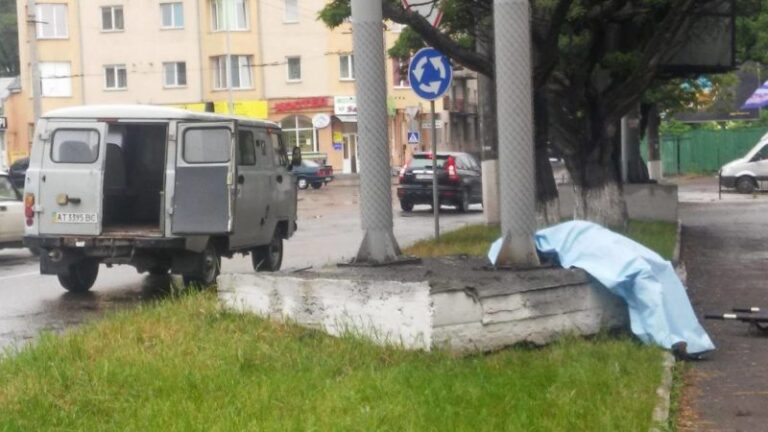 Поблизу франківського вокзалу виявили мертвого чоловіка (ФОТО)