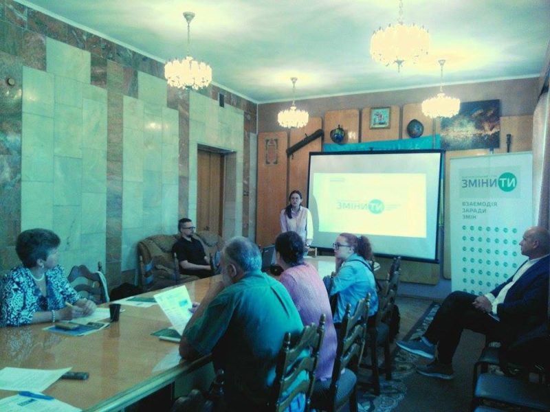 “Зміни згори не підуть. Нагорі – добре”. В Івано-Франківську “знизу” збирають пропозиції до виборчої та медичної реформи