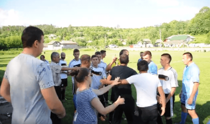 Під час футбольного матчу на Франківщині судді розбили ніс, а журналістці погрожували розправою (ВІДЕО)