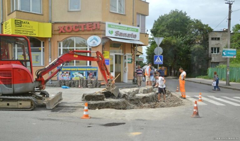 На Привокзальній тривають роботи з облаштування кільця (ФОТОФАКТ)