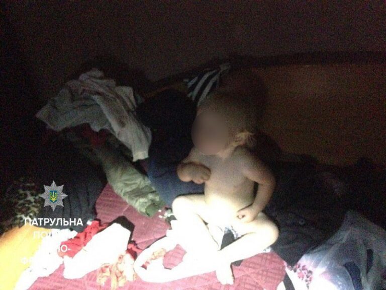 У брудній квартирі без світла плакала гола дівчинка, – франківські патрульні про нічний виклик (ФОТО)