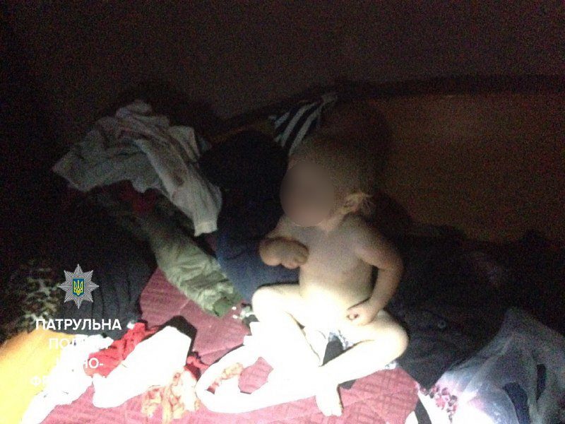 У брудній квартирі без світла плакала гола дівчинка, – франківські патрульні про нічний виклик (ФОТО)