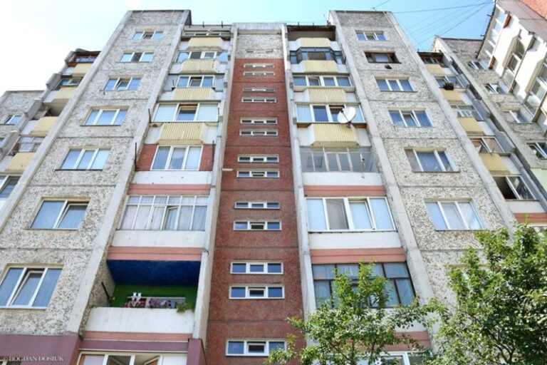 У франківських багатоповерхівках замінюють дахи і вікна (ФОТО)