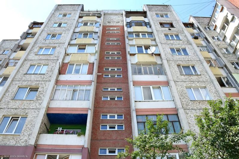 У франківських багатоповерхівках замінюють дахи і вікна (ФОТО)