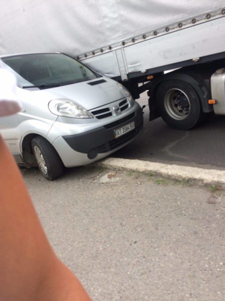 Притулилися: на заїзді до Пасічнянського мосту типова ДТП за участі фури (ФОТО)