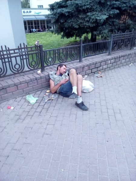 П’яні безхатьки та сміття. Франківці обурені через вигляд привокзального скверу (ФОТО)