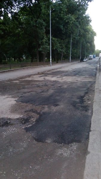 На вулиці Військових Ветеранів невідомі ремонтували дорогу (ФОТОФАКТ)