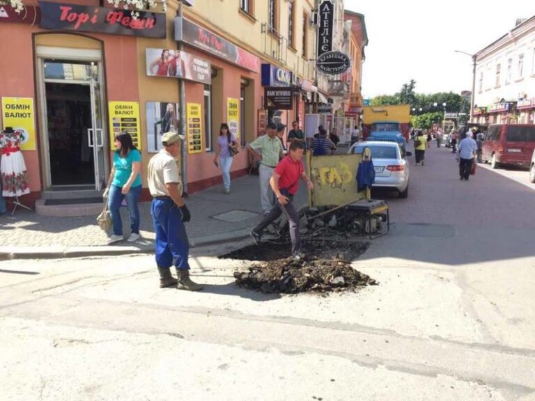 У центрі Франківська проводять аварійну розкопку (ФОТО)