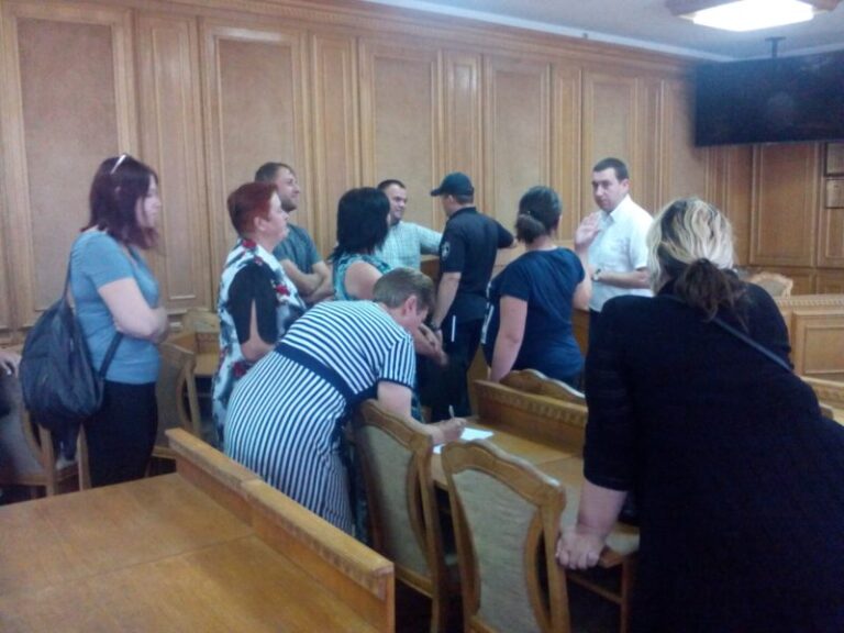 На Шпитальній удосвіта боролися з незаконною торгівлею: обурені торговці прийшли до мера (ФОТО)