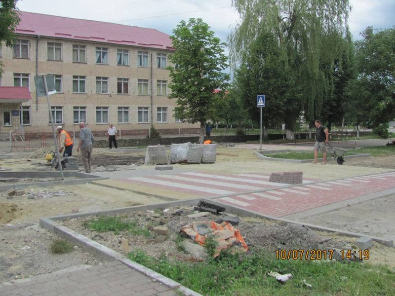 Піднятий пішохідний перехід будують у Долині (ФОТО)