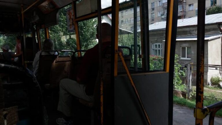 Діри в підлозі та двері як вентилятор: франківець поділився враженнями від автобусу на 36 маршруті (ФОТО)