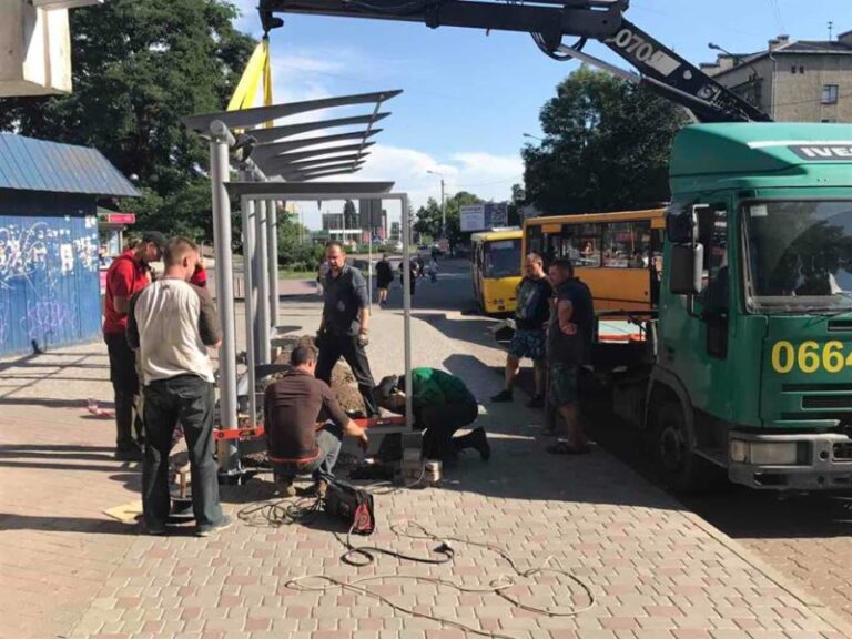 Сучасну автобусну зупинку облаштовують на Європейській площі (ФОТО)