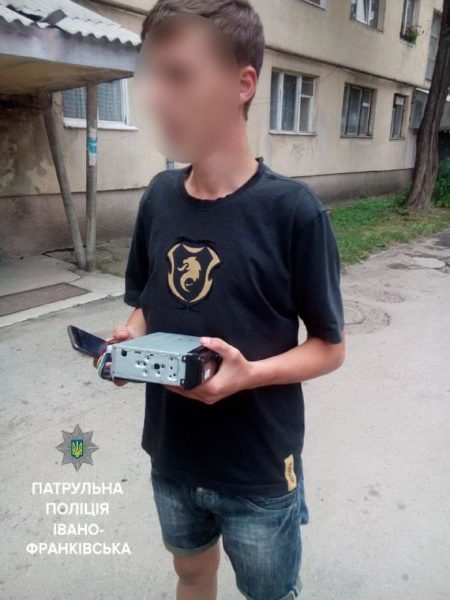 На франківському ринку троє хлопців спробували викрасти автомагнітолу