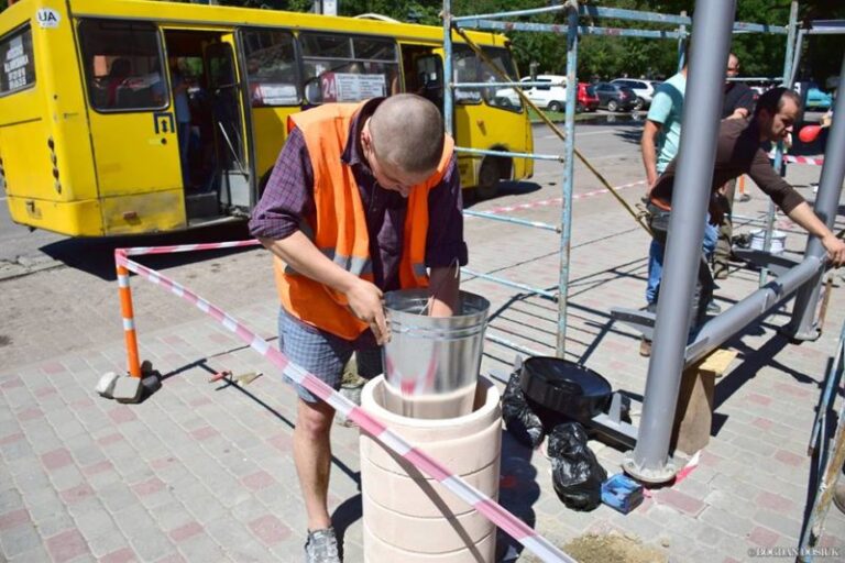 У Франківську встановлюють антивандальні урни та автобусну зупинку(ФОТО)