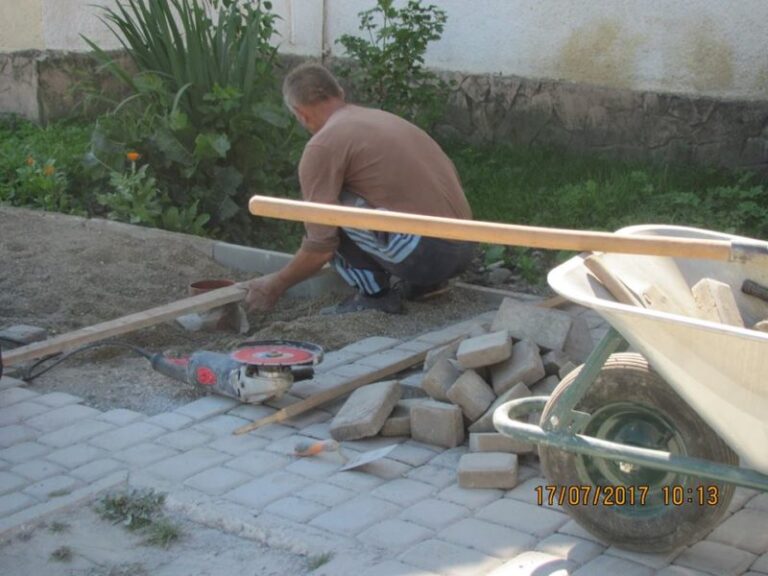 Поки у Долині замінювали водомережу, невідомі поцупили бруківку (ФОТО)