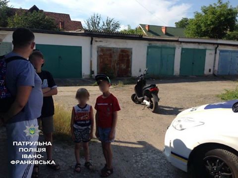 На франківця склали постанову, бо його діти їхали на скутері