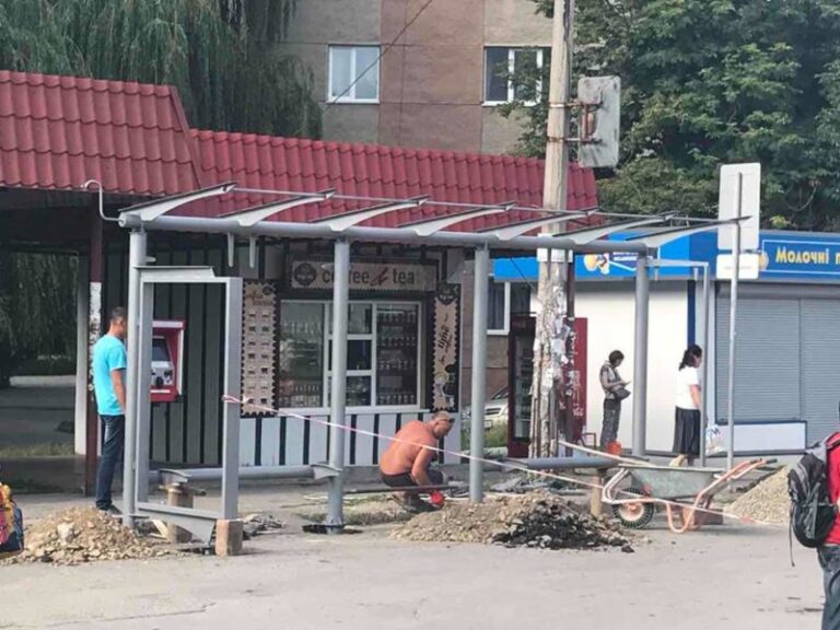 На Пулюя облаштовують автобусну зупинку (ФОТО)