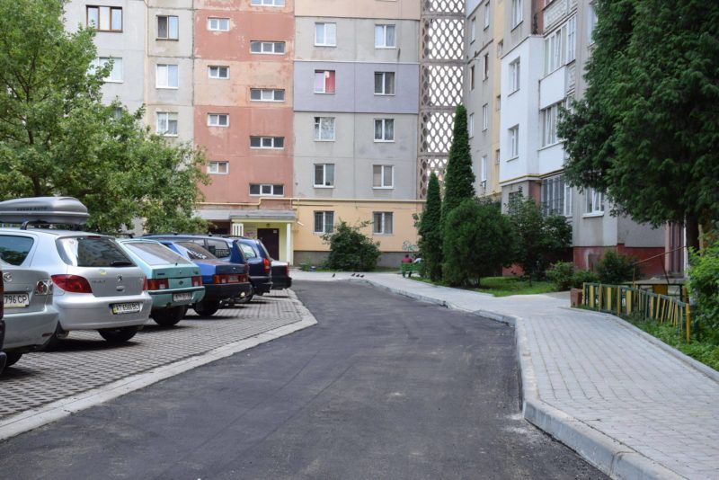 На Івана Павла ІІ заасфальтували міжбудинковий проїзд (ФОТО)
