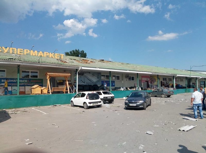 В районі вокзалу пройшовся смерч – стихія в спеку побила дахи та машини (ФОТО)