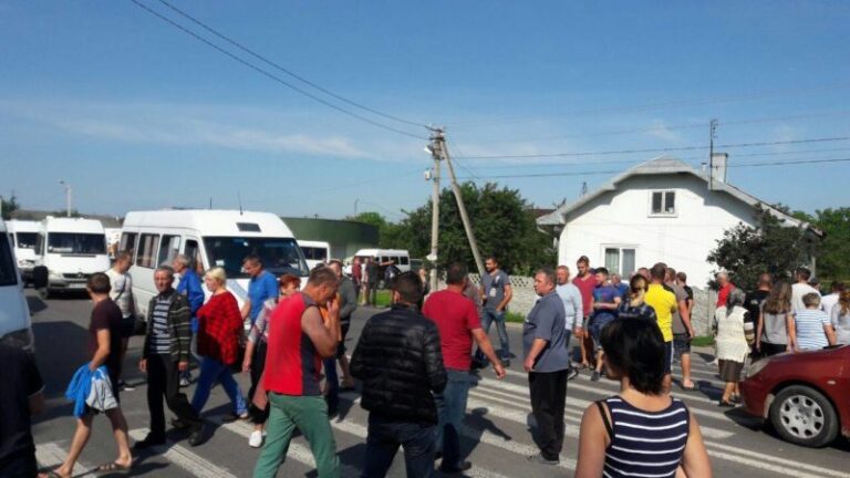 Під Франківськом люди перекрили дорогу на Богородчани та Яремче: виник затор (ФОТО)