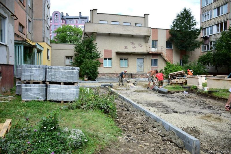 На Вовчинецькій ремонтують п’ять дворів (ФОТО)