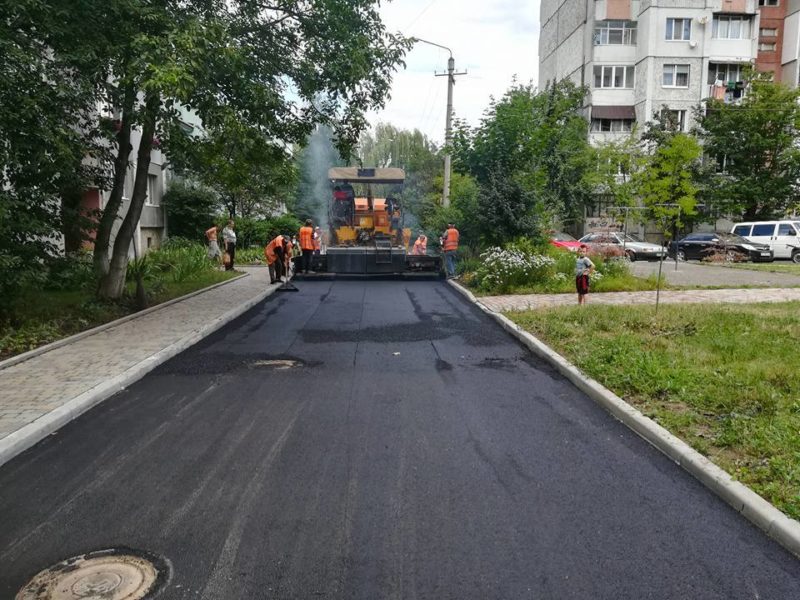 На вулиці Івасюка триває ремонт двору (ФОТО)