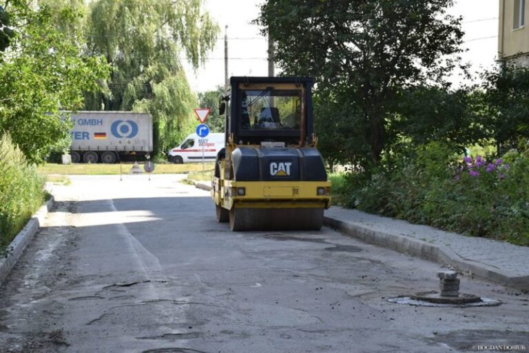 На Івасюка ремонтують двори (ФОТО)