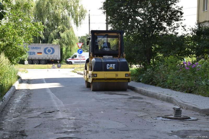На Івасюка ремонтують двори (ФОТО)