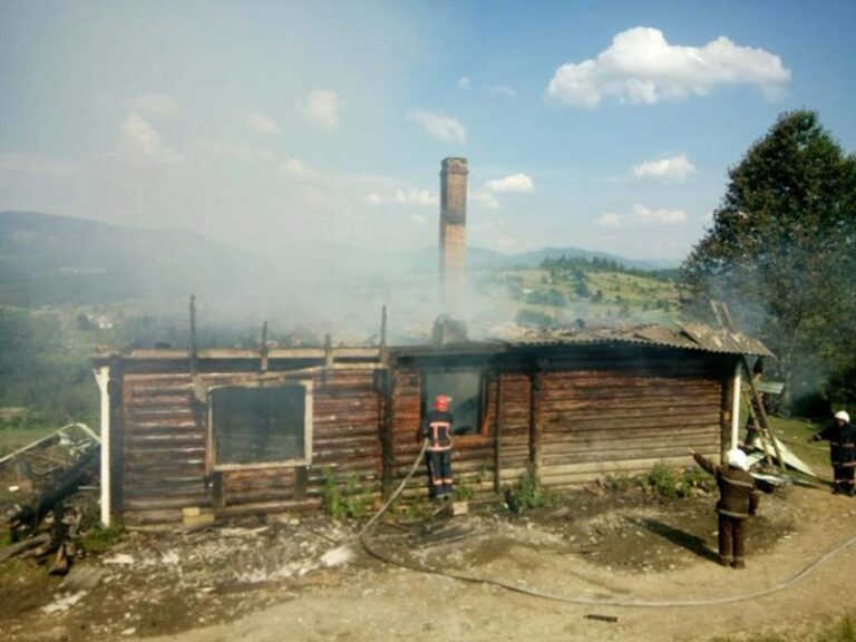 Житловий будинок горів на Долинщині (ФОТО)