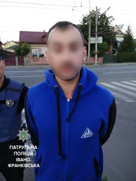 Франківські патрульні затримали хмельничанина, який перебуває у розшуку за злочин (ФОТО)