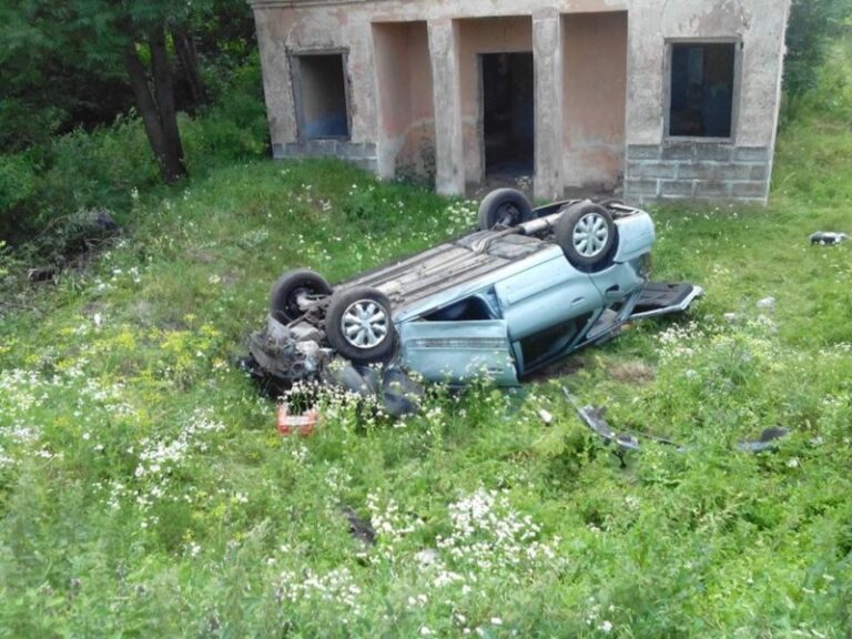 На Прикарпатті перевернулася автівка (ФОТО)