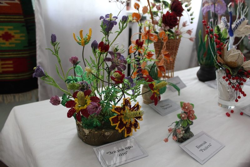 Прикарпатців запрошують на цікаву виставку “Бісерна флористика”